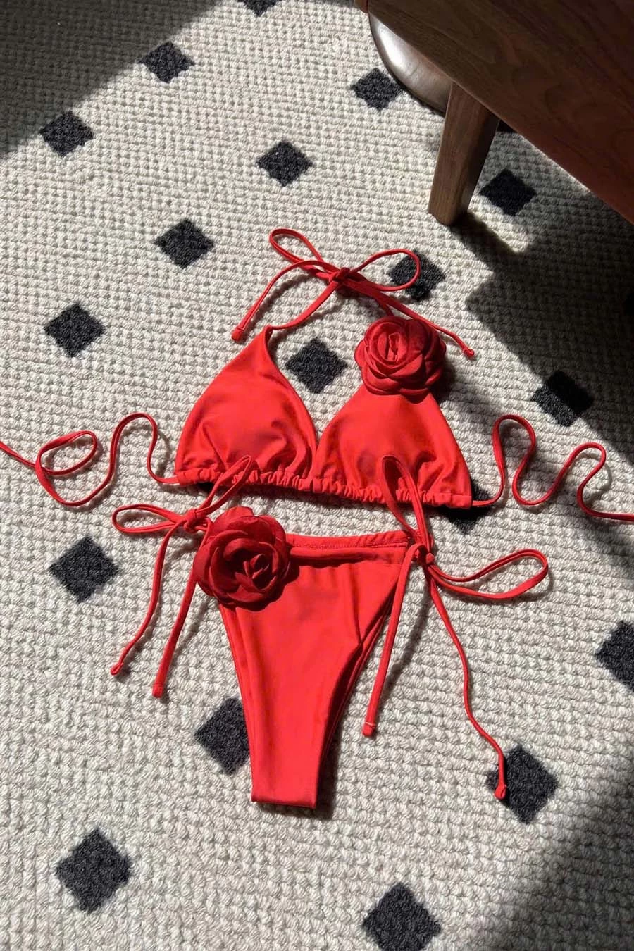 Bikini 2 mảnh màu đỏ đính hoa